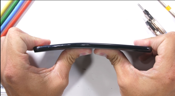 机身强度相当出色 vivo NEX S通过老外暴力测试