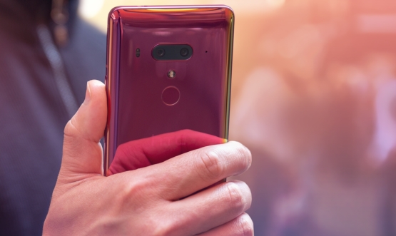 HTC U12+推出烈焰红新配色 北美预定售价799美元