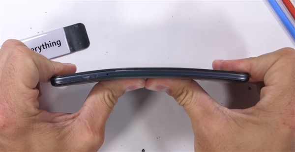 小米Pocophone F1遭暴力测试：机身强度出色 无法掰弯