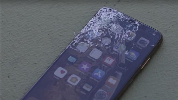 世界上最耐用玻璃！老外拿到iPhone XS直接摔