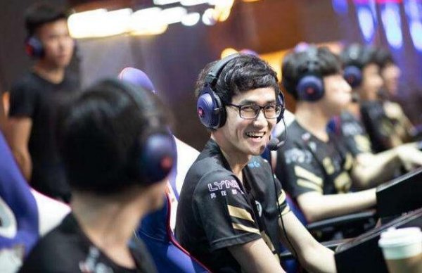 LOL：RNG新教练即将上线 网友爆料姿态退役还去考了教练证？