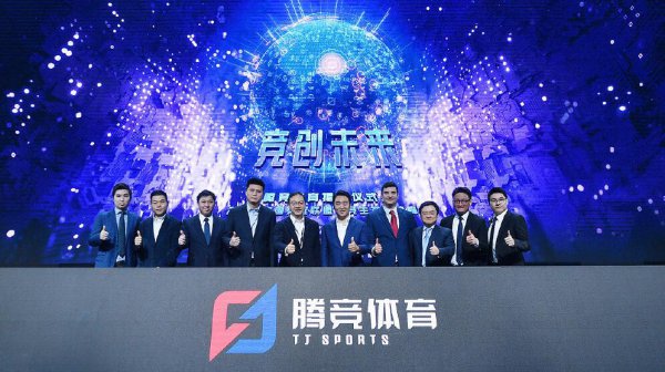 LPL战队老板合影，王思聪直奔C位，网友：他的帅果然藏不住