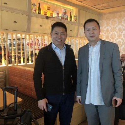 华为P30 Pro惊喜现身MWC?？余承东手持照曝光