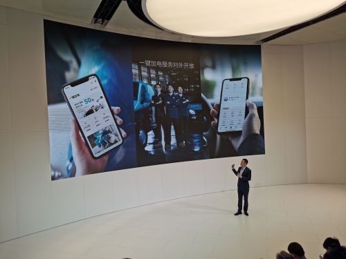 蔚来概念车亮相上海车展 “一键加电对外开放”