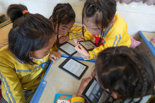 “书路计划”世界读书日走进大凉山 建立Kindle电子书图书馆