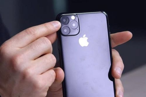 国外科技博主晒iPhone 11机模上手视频：硕大后置相机模组很突兀