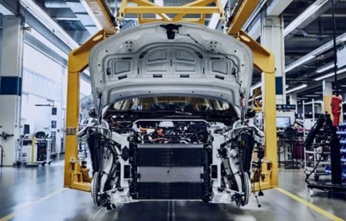 宝马大型电动SUV生产照曝光 明年将与特斯拉Model X“赛跑”