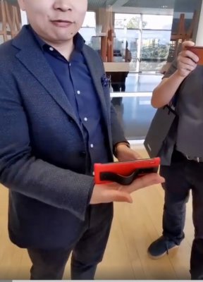 余承东展示华为Mate30 RS保时捷设计支架功能 产量几十万台