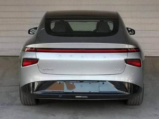 小鹏P7后驱长续航车型申报图现身：尾标“海马汽车”