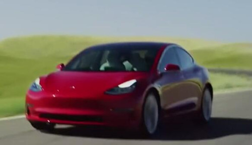 特斯拉Model 3开启Autopilot撞上警车 司机被指控过失驾驶