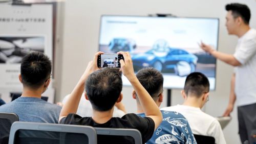 特斯拉揭秘FSD学习逻辑：Autopilot如何比人类驾驶员更安全